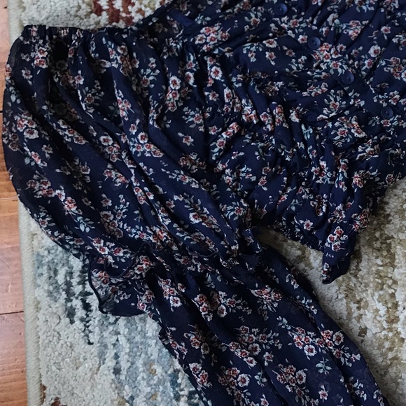 Lulu’s long sleeve crop top. - Picture 4 of 6